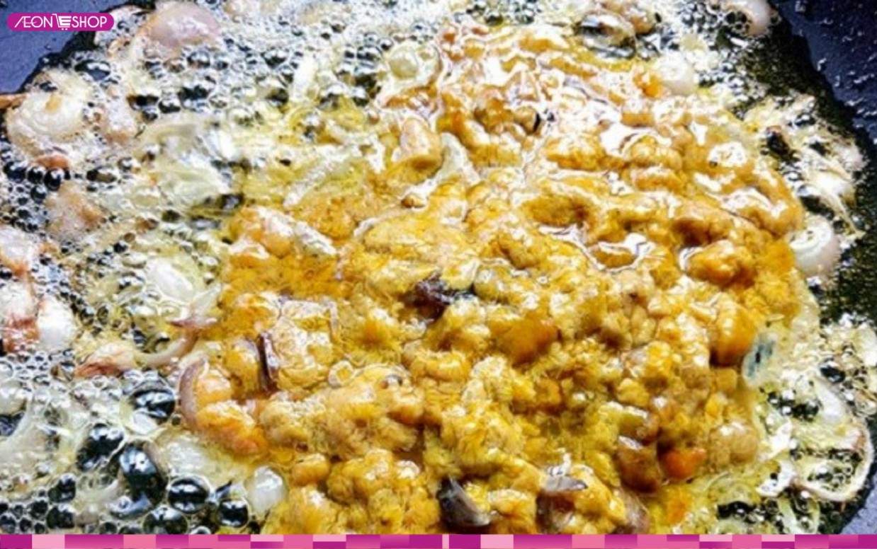 Xào gạch cua là bước 3 trong cách nấu bún riêu cua