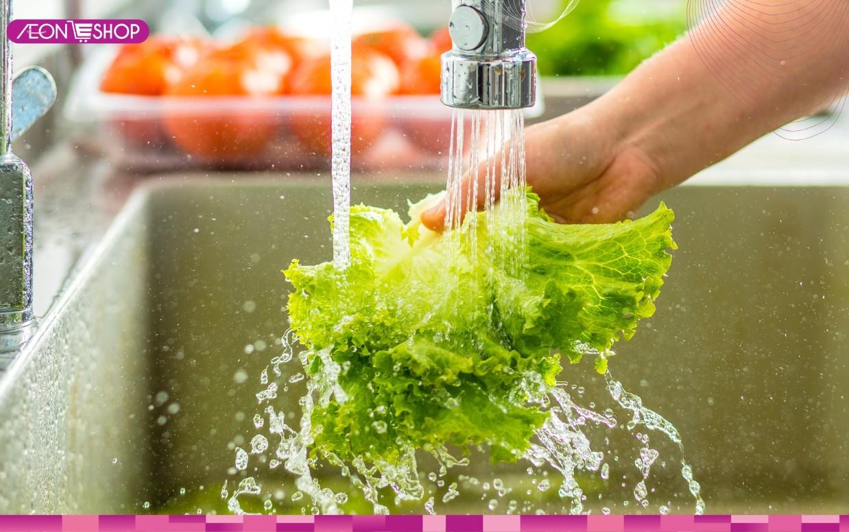 Làm sạch rau sống để nấu lẩu cua đồng