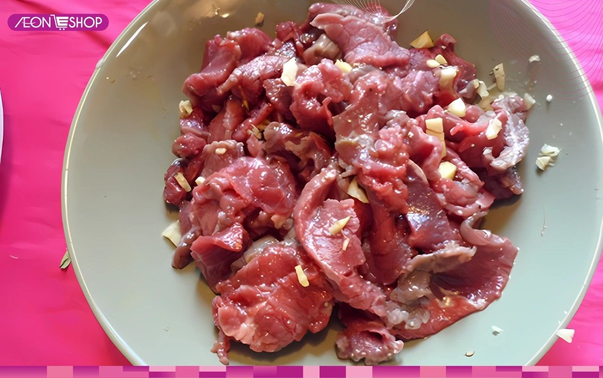 Ướp thịt bò để nấu chung với lẩu cua đồng