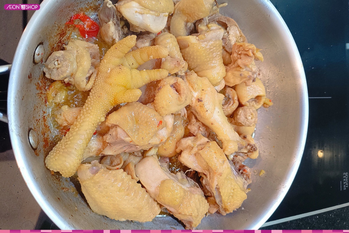 Xào cho thịt gà săn lại