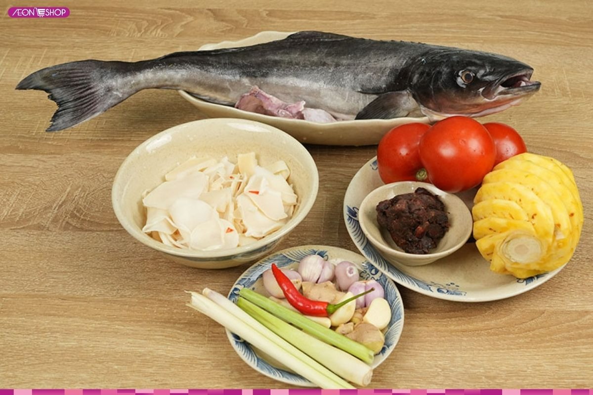 Chuẩn bị các nguyên liệu để làm món lẩu cá trắm