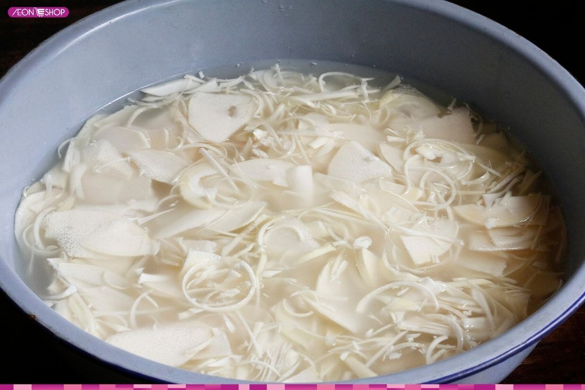 Rửa măng chua thật kỹ để loại bỏ bụi bẩn và các tạp chất