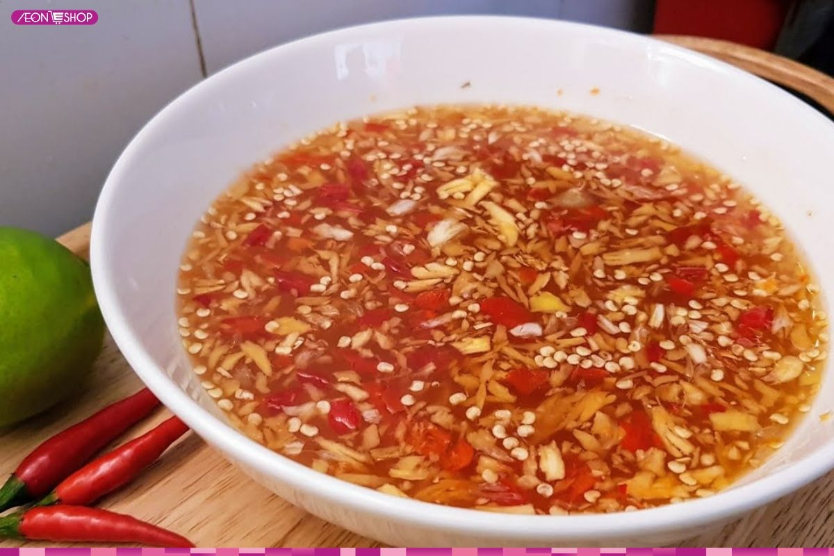 Pha chế nước mắm gừng dùng chung với lẩu cá bớp măng chua