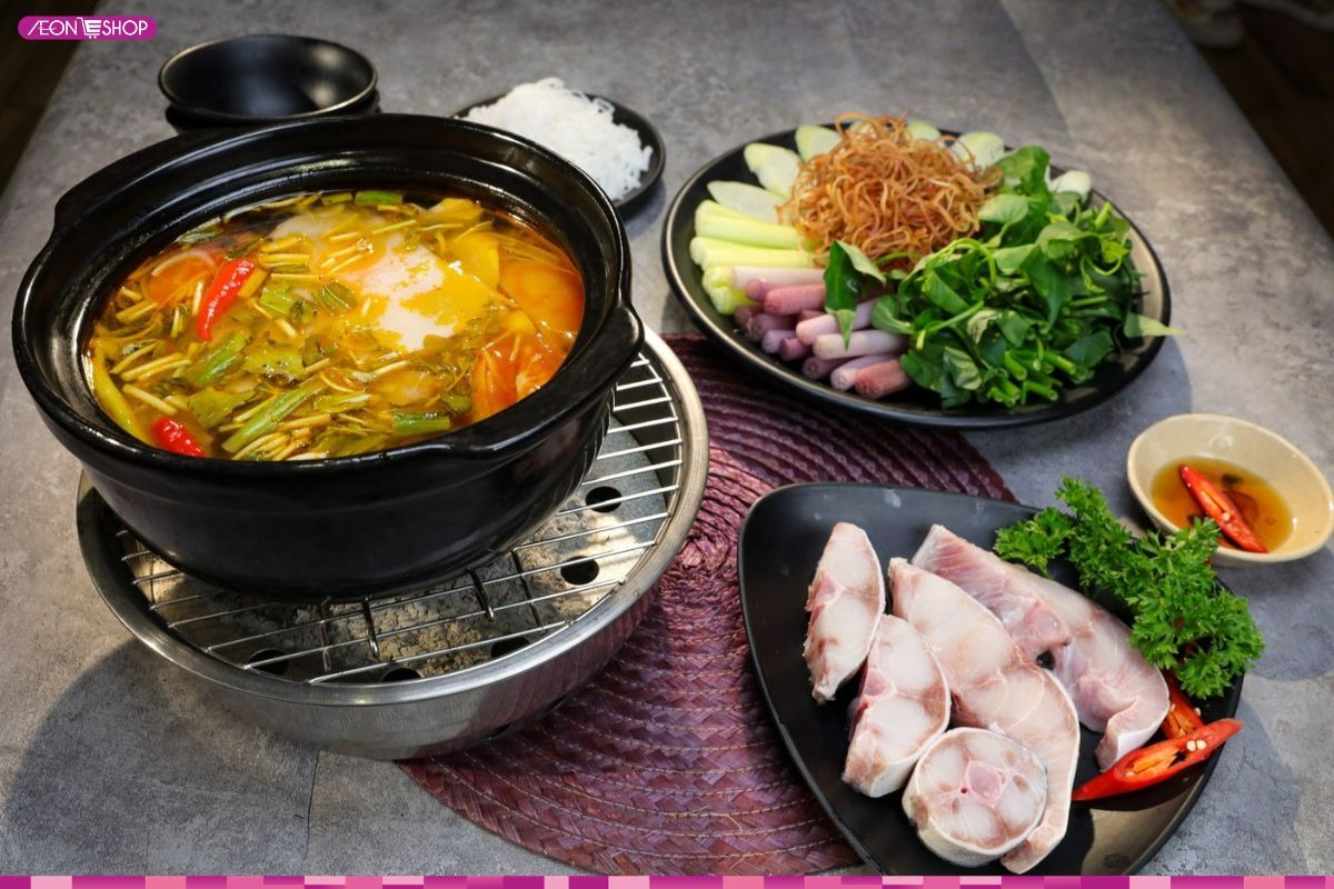 Bày trí và thưởng thức món lẩu cá bớp măng chua cay