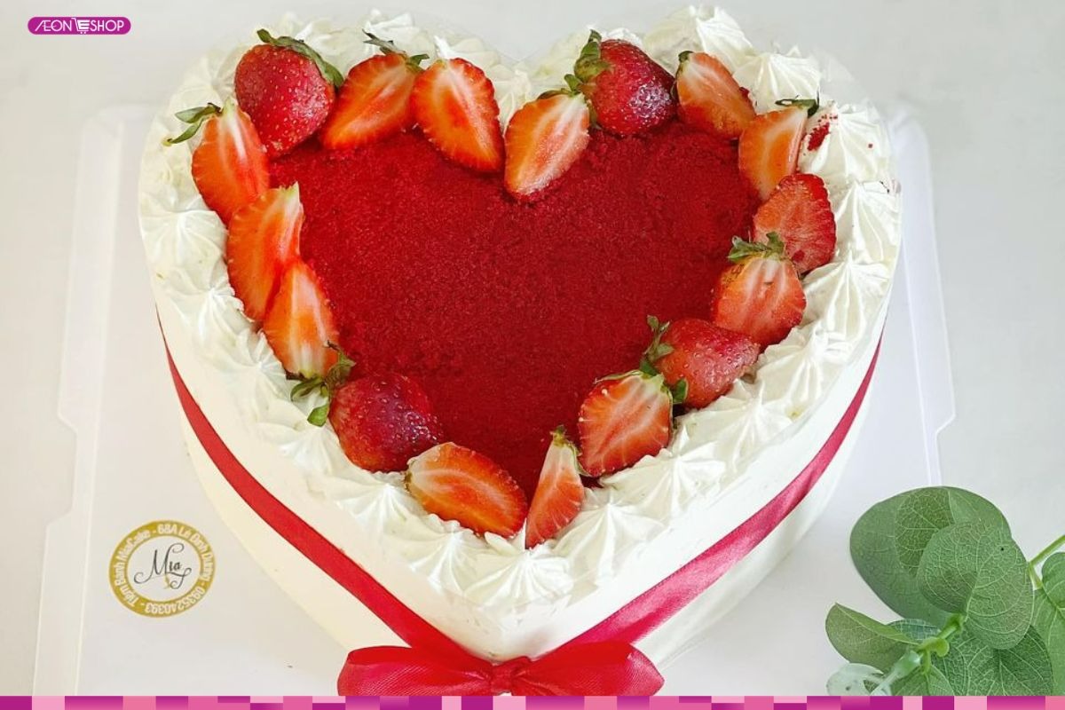Bánh kem trái tim trang trí dâu tây đẹp mắt