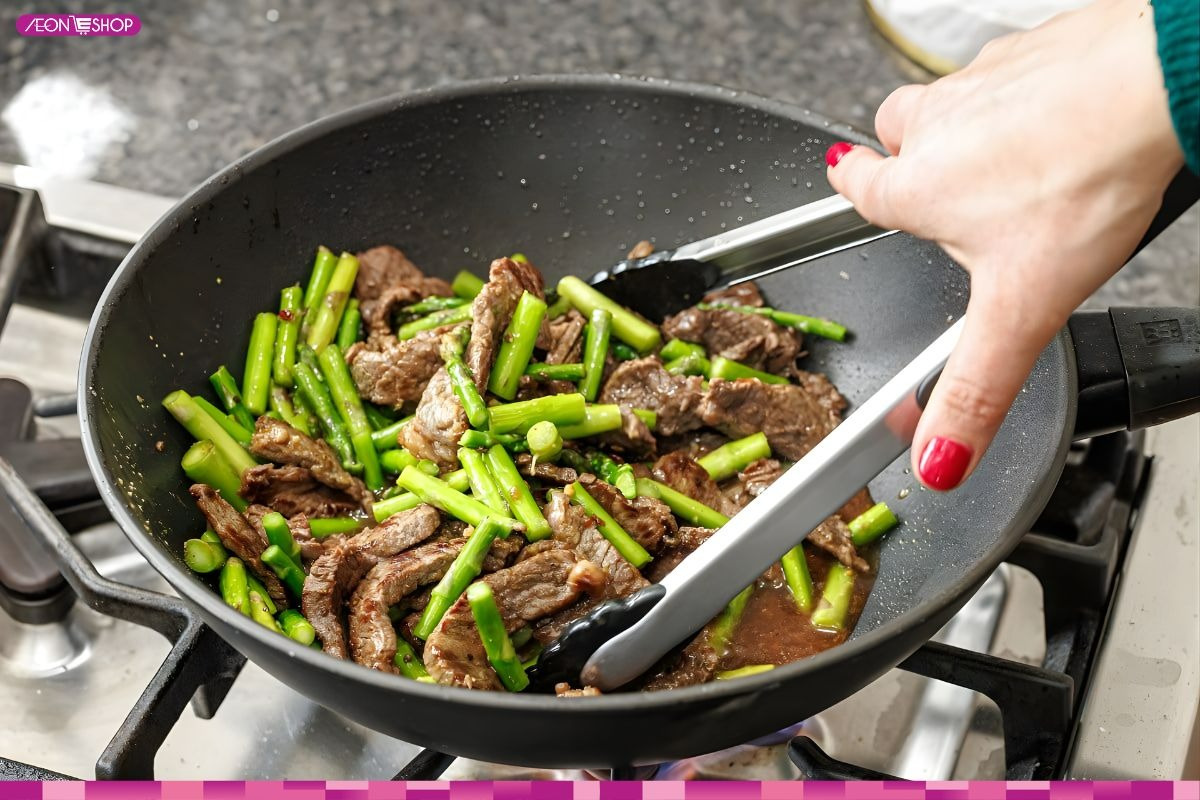 Chế biến món măng tây xào thịt bò