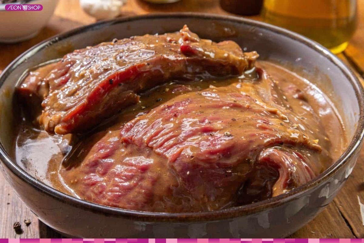 Ướp thịt bò thấm gia vị trước khi nướng