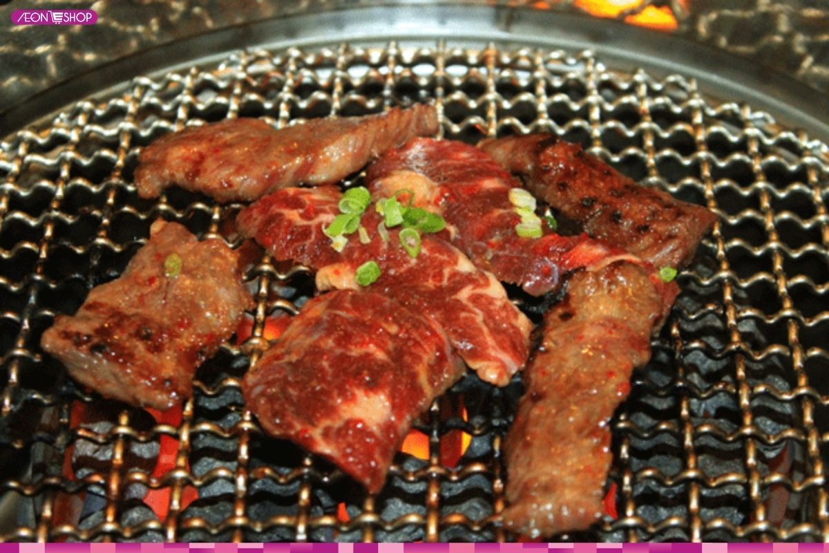 Nướng thịt bò trên bếp than hoa ngon và đậm đà hơn