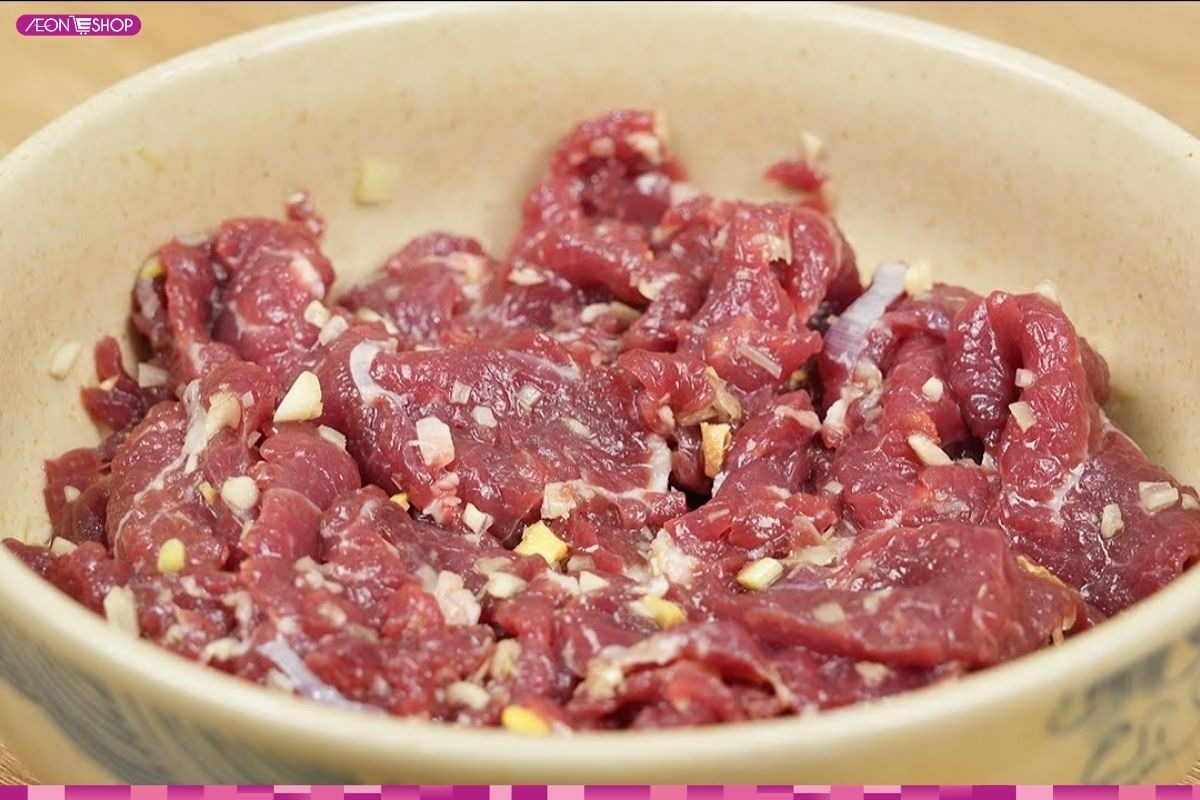 Ướp thịt bò với gia vị trước khi xào