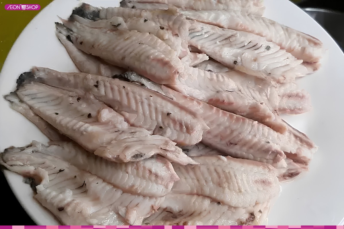 Hấp cách thủy phần thịt cá phi lê còn lại để hoàn thiện bún cá rô đồng