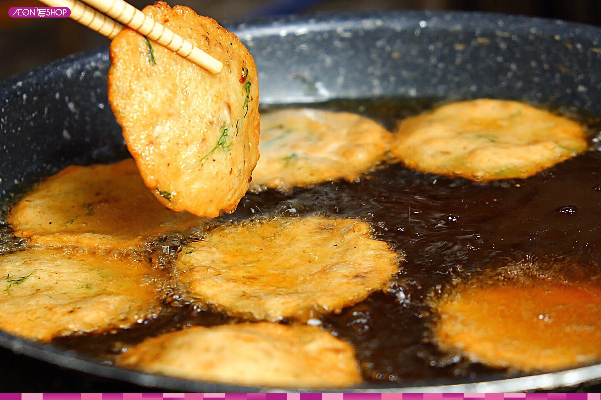 Chiên chả cá đến khi phồng nhẹ