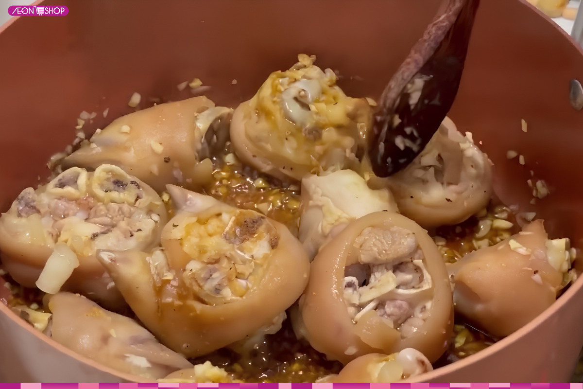 Xào săn giò heo với dầu màu