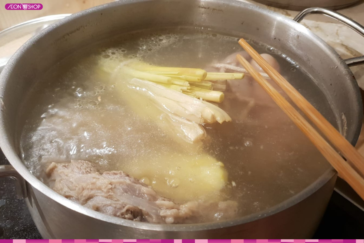 Ninh giò heo và xương ống