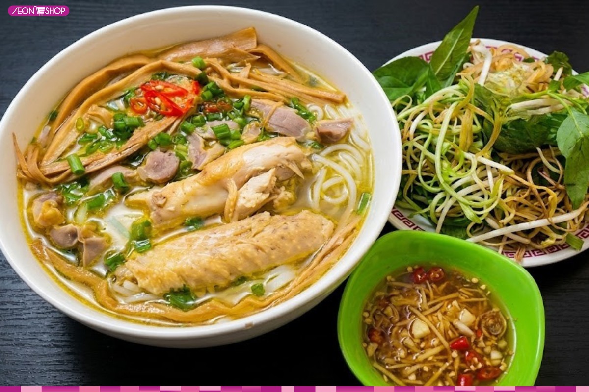 Thưởng thức món bún măng gà hấp dẫn