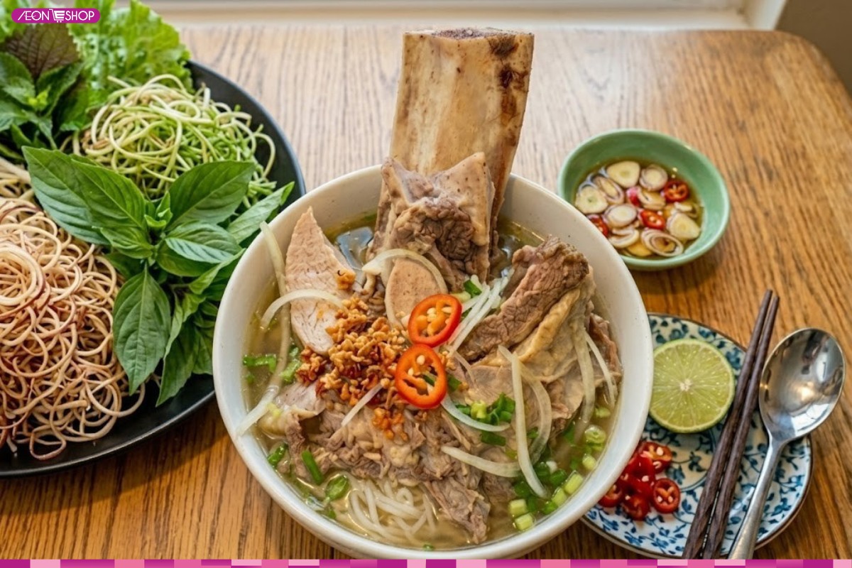 Thưởng thức tô bún xương bò thơm ngon, hấp dẫn
