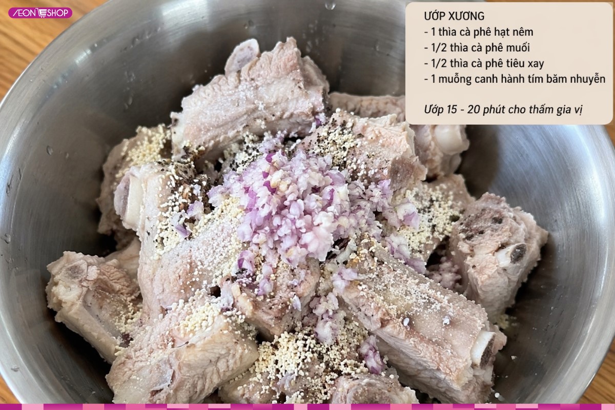 Ướp xương heo trong khoảng 20 phút để thấm gia vị