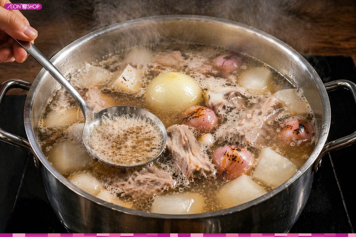 Vớt bọt và nêm nếm nồi nước dùng vừa khẩu vị