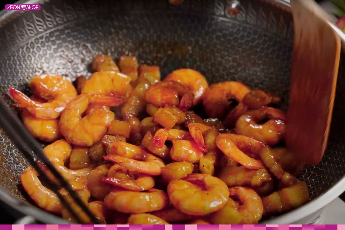 Ướp và xào tôm, thịt ba chỉ cho thấm gia vị