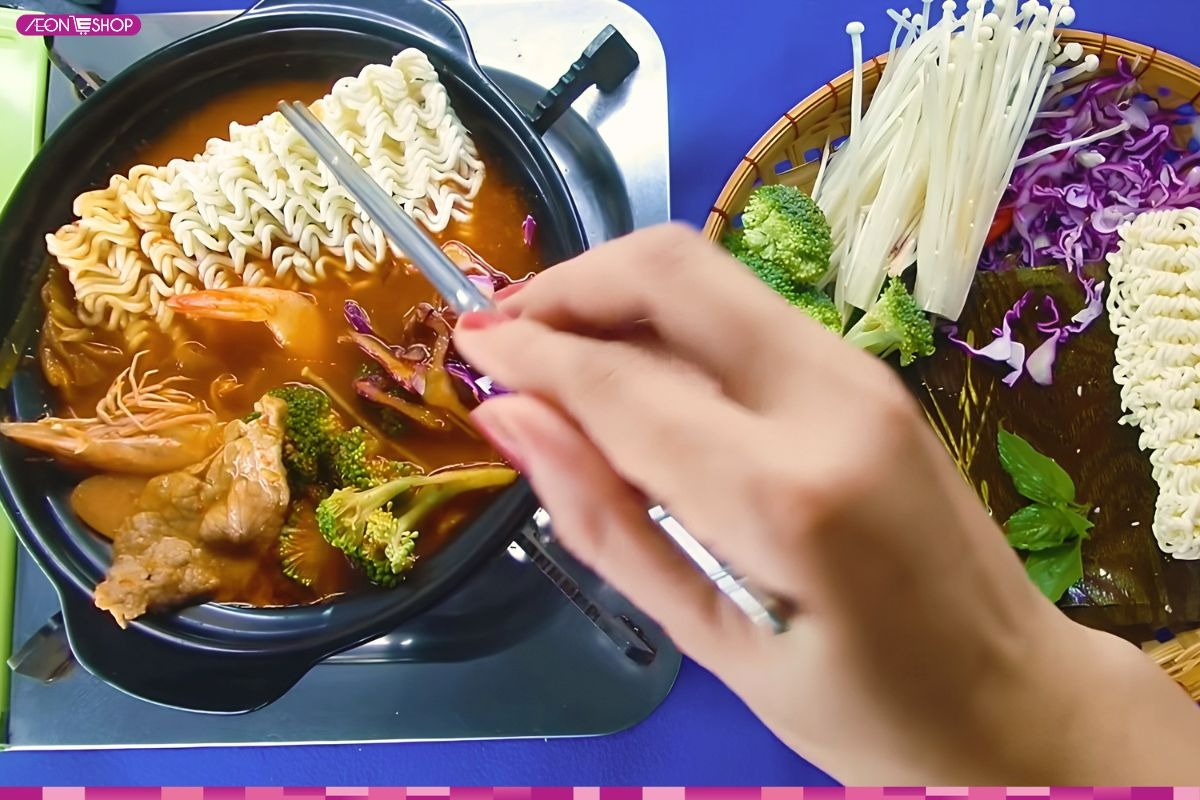 Nấu mì cay hải sản trong thố đất