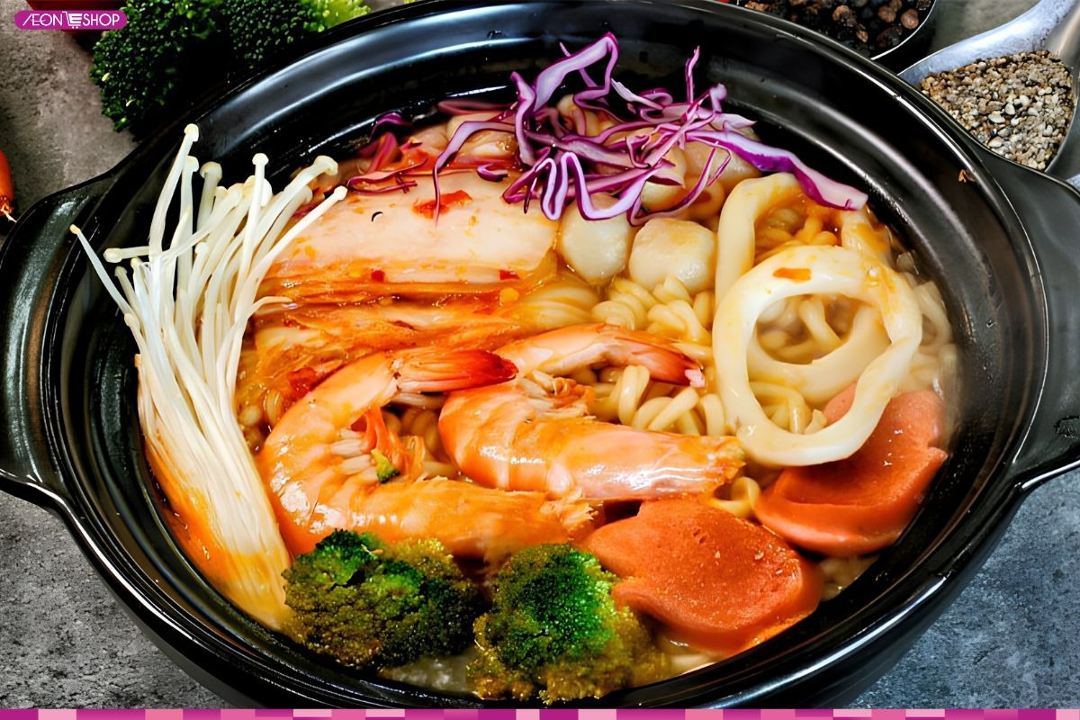 Thưởng thức mì cay sản sản thơm ngon, bắt mắt