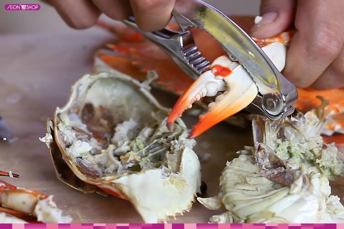 Dùng kẹp chuyên dụng tách thịt cua đã luộc dễ dàng