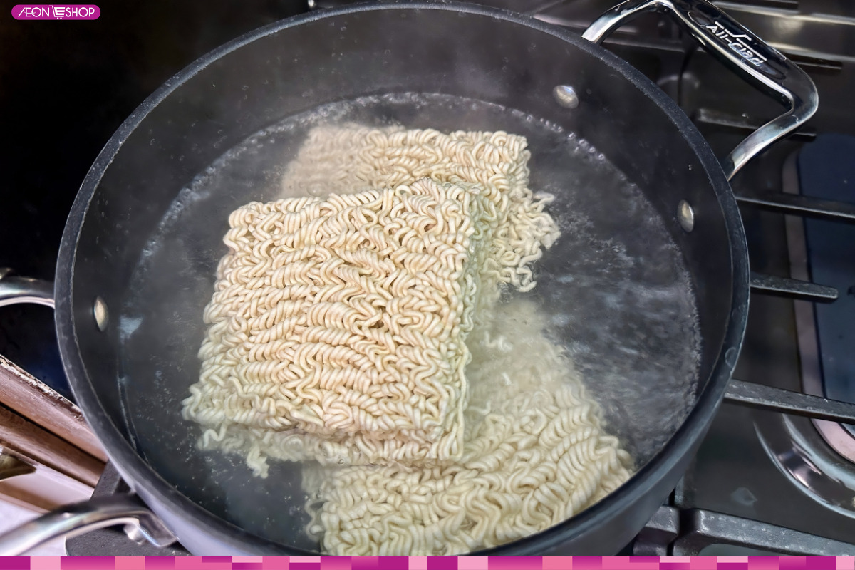 Trụng mì vừa chín tới để giữ được độ dai