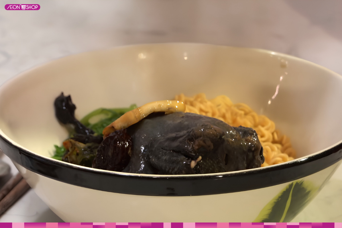 Hoàn thiện và bày trí món mì gà tần ngải cứu