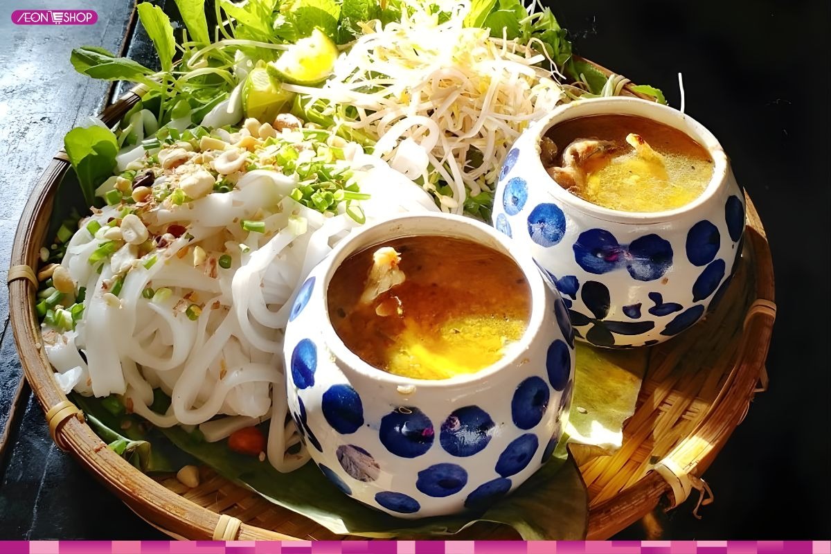 Bày món mì Quảng ếch trên mẹt tre sẽ trông bắt mắt và hấp dẫn hơn