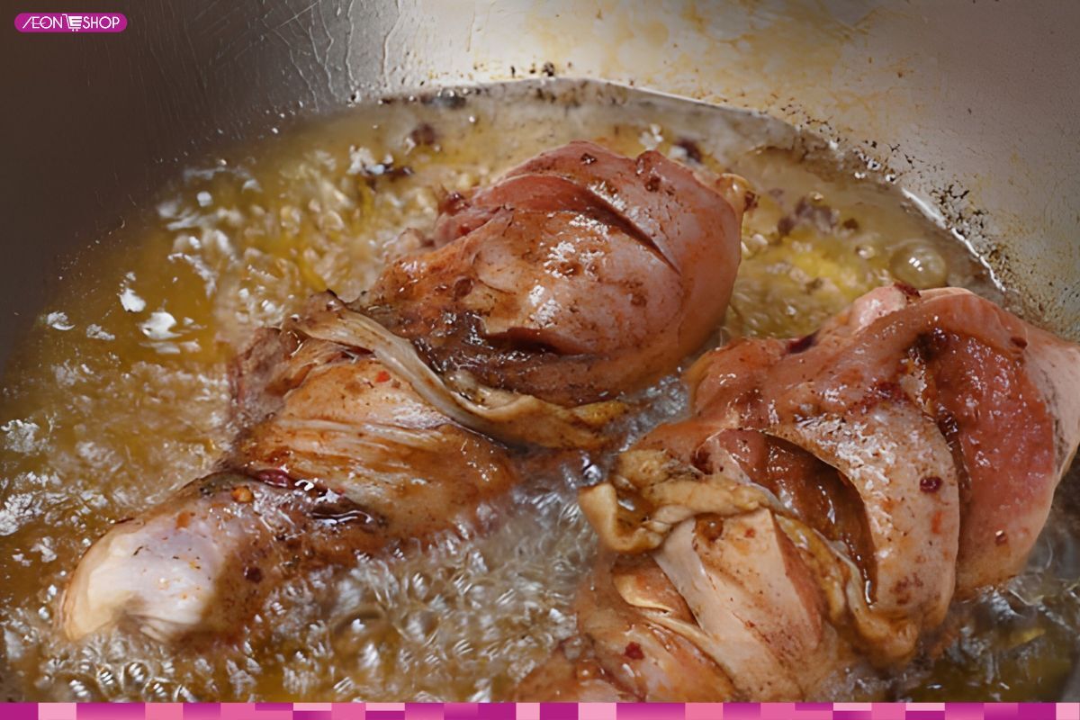 Chiên đùi vịt đến khi da chuyển sang màu vàng sậm