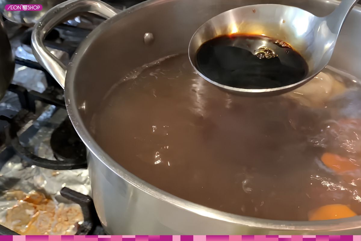 Nước dùng mì vịt tiềm có hương vị đặc trưng từ các loại thuốc bắc