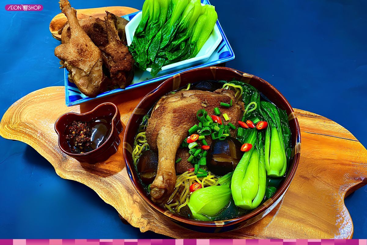 Thưởng thức món mì vịt tiềm thơm ngon, bổ dưỡng