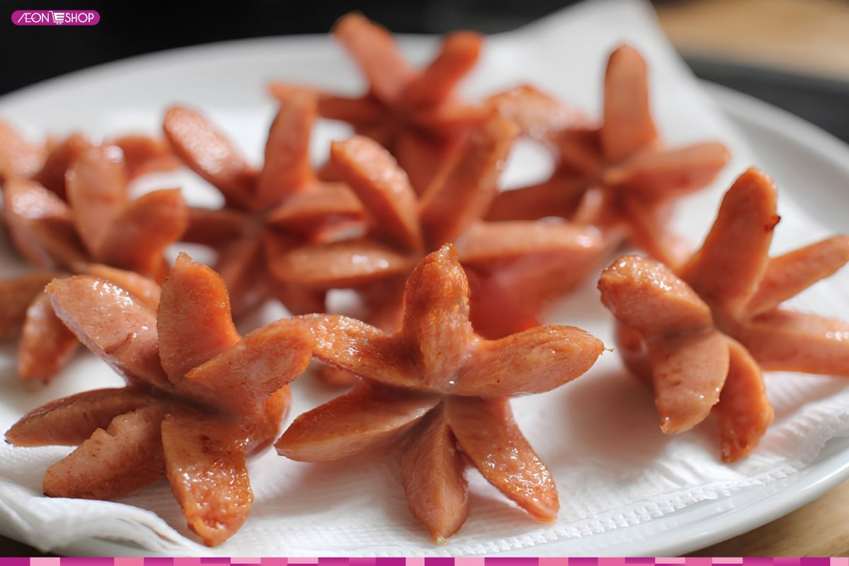 Chiên xúc xích cho săn lại rồi trút ra đĩa riêng