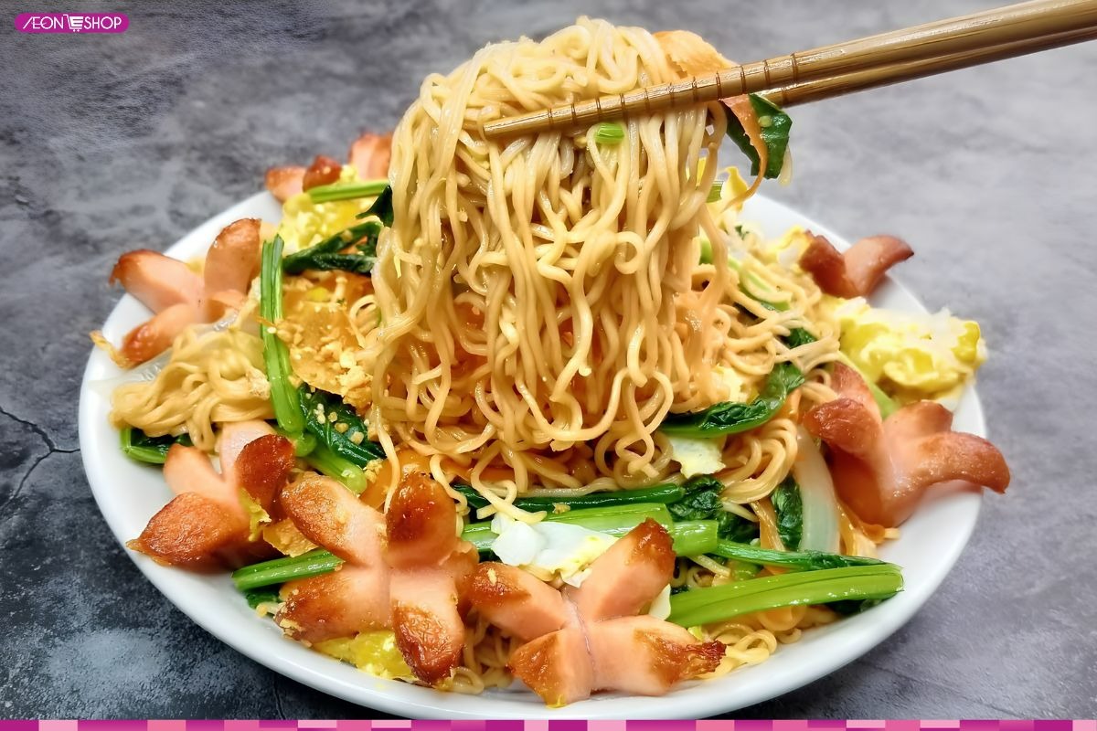 Món mì xào trứng xúc xích đầy đủ dinh dưỡng