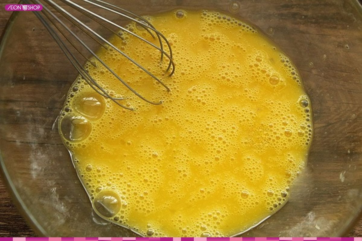 Đánh trứng cho tan đều