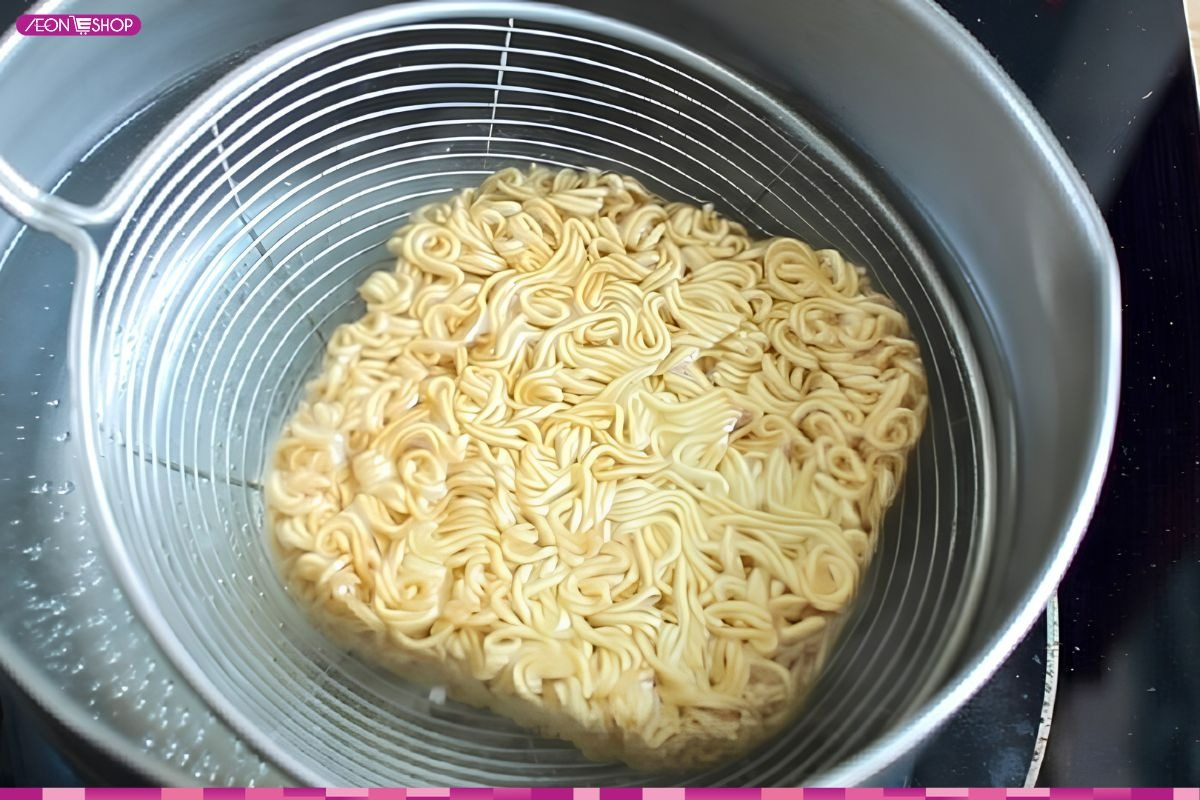 Trụng mì và vớt ra để ráo