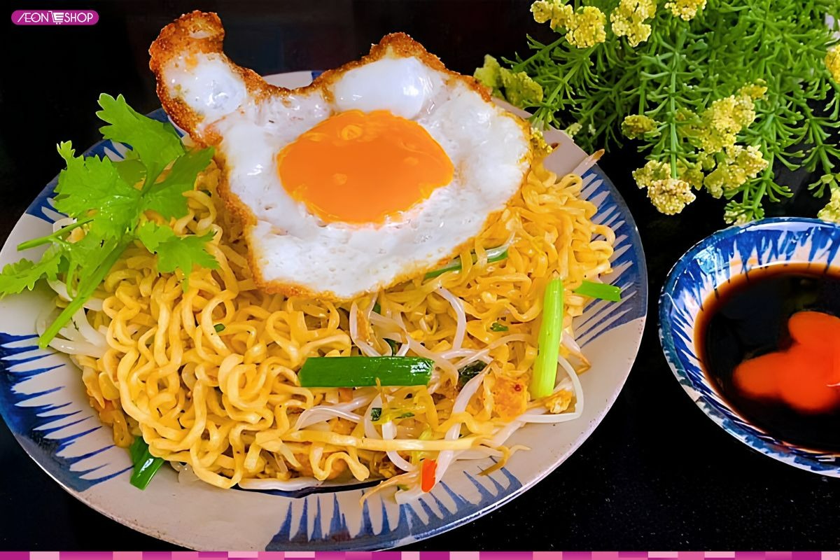 Thành phẩm mì xào trứng ốp la béo ngậy, đậm vị