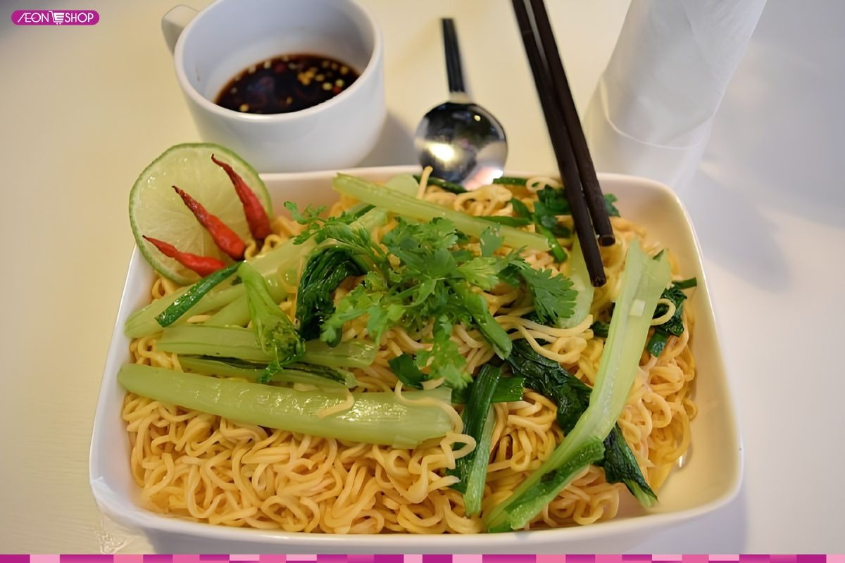 Mì xào trứng rau cải thơm ngon, hấp dẫn