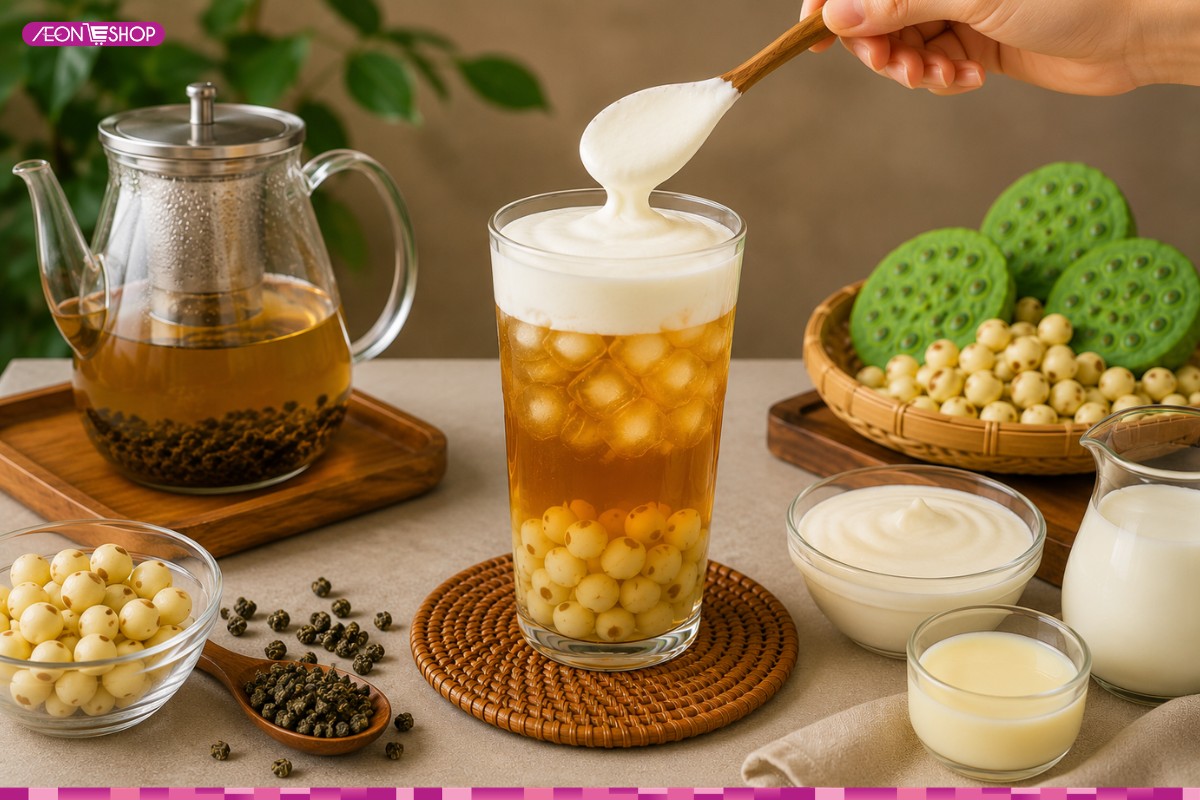 Pha chế nguyên liệu để cho ra một ly trà sen vàng thành phẩm.