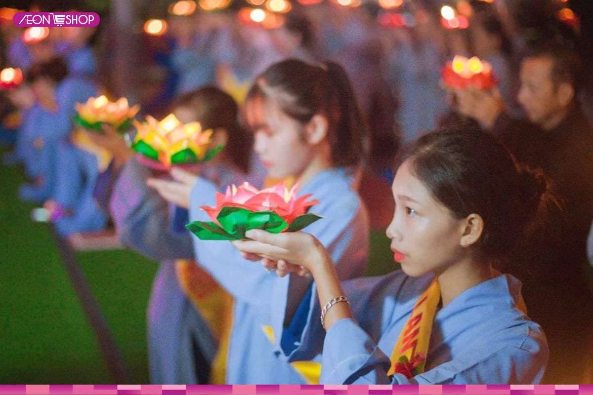 Đi chùa cầu bình an trong lễ Vu Lan