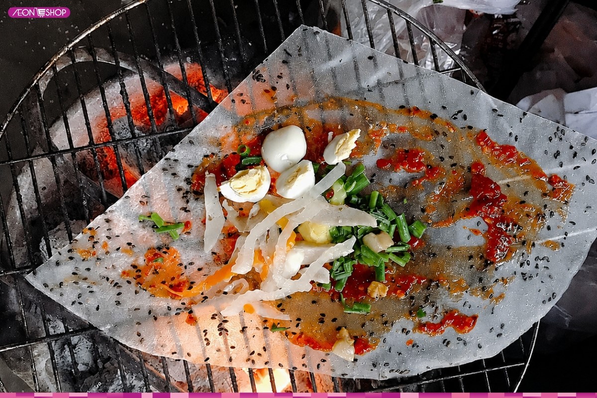 Ăn vặt với bánh tráng nướng mắm ruốc trong các món ngon ở Sài Gòn