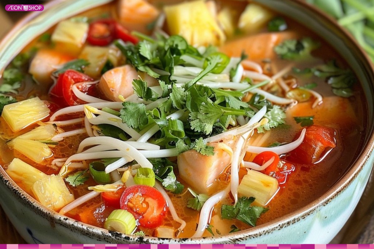 Canh chua chay với rau củ và nước dùng chua thanh