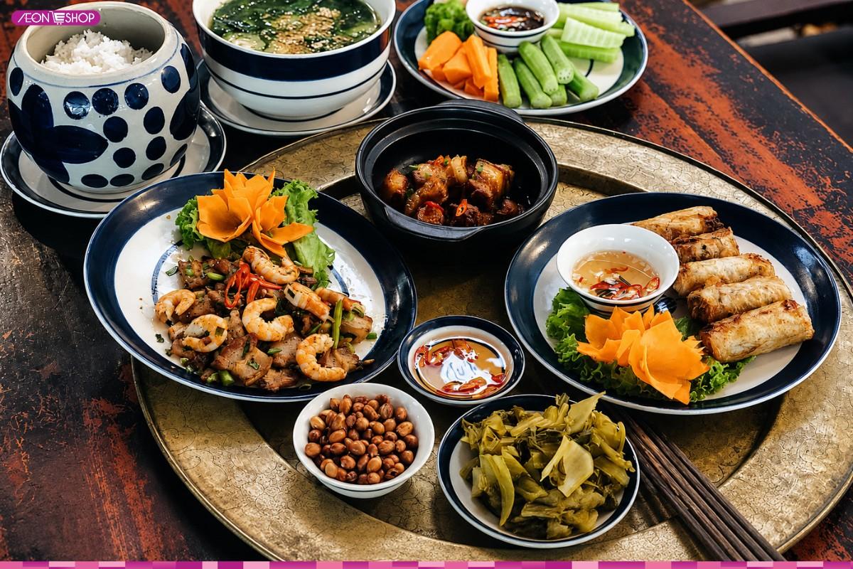 Mâm cơm gia đình miền Bắc với các món ăn dân dã, quen thuộc