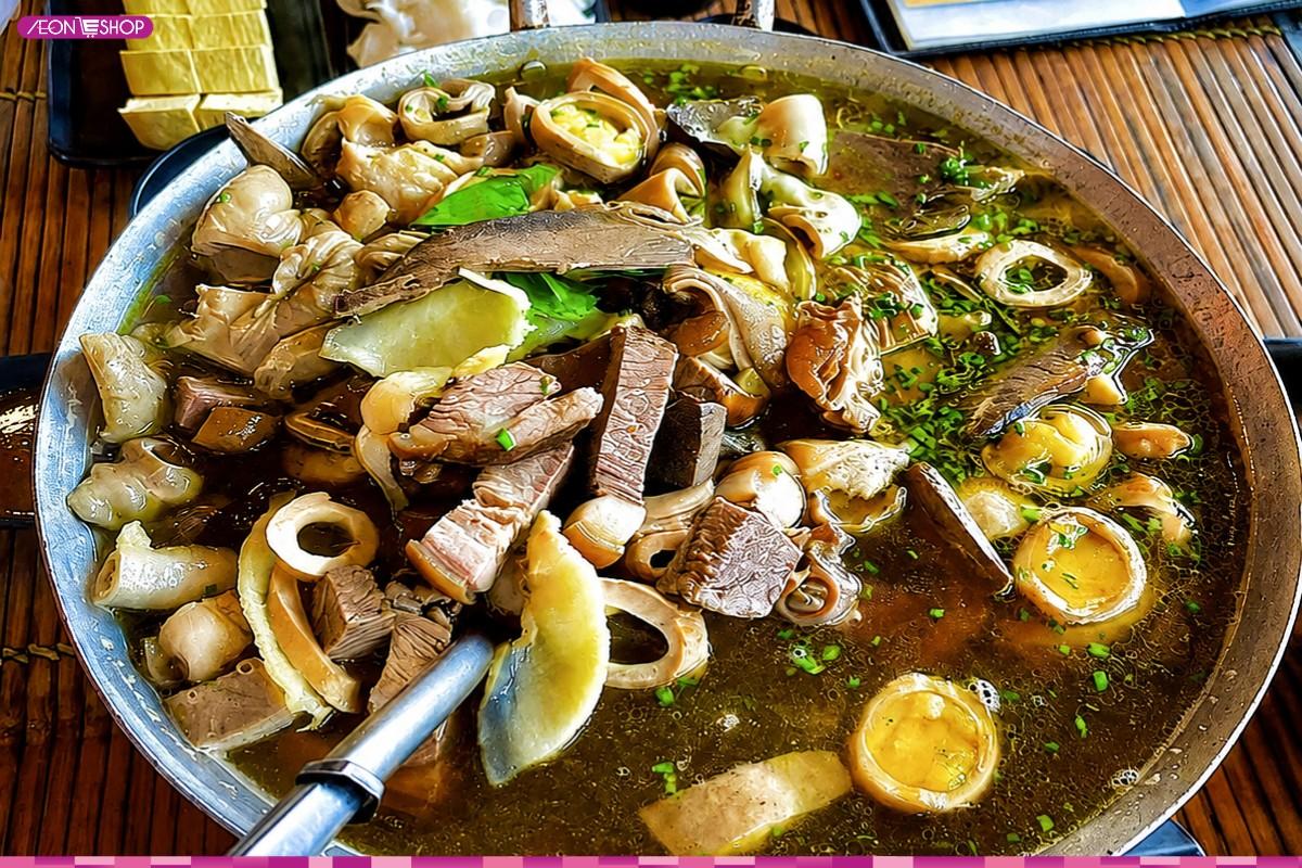 Thắng cố Sapa trong nồi nghi ngút khói