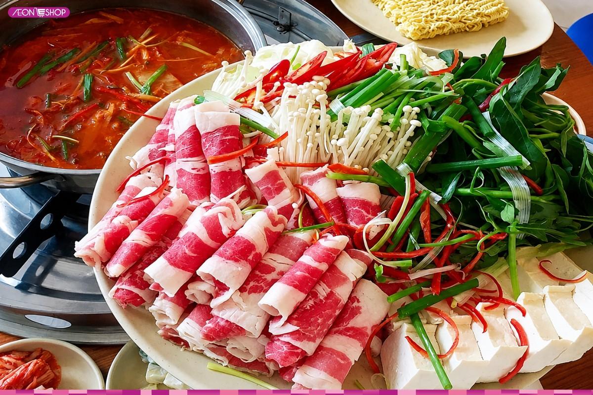 Lẩu ba chỉ bò nóng hổi đầy đặn