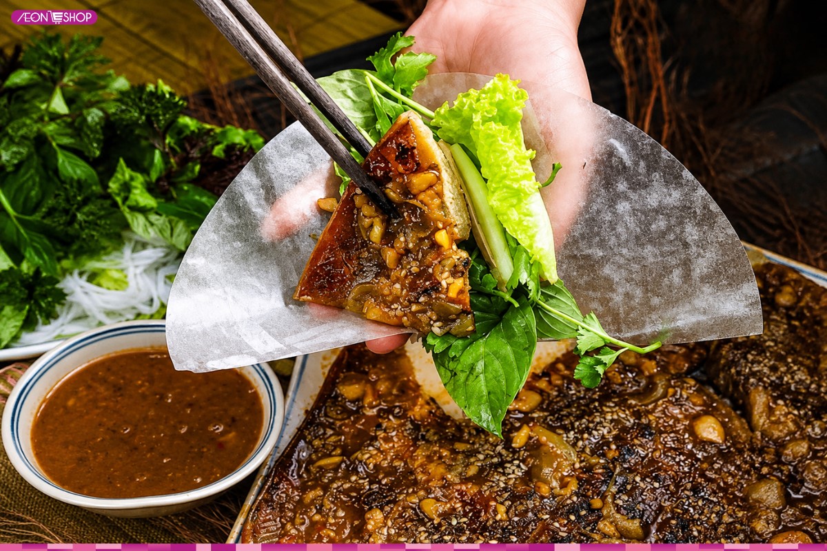 Cá đuối nướng cuốn bánh tráng cùng rau sống