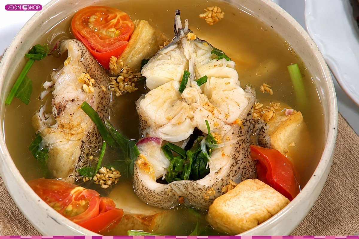 Canh chua cá mú với cà chua, dứa và rau thơm