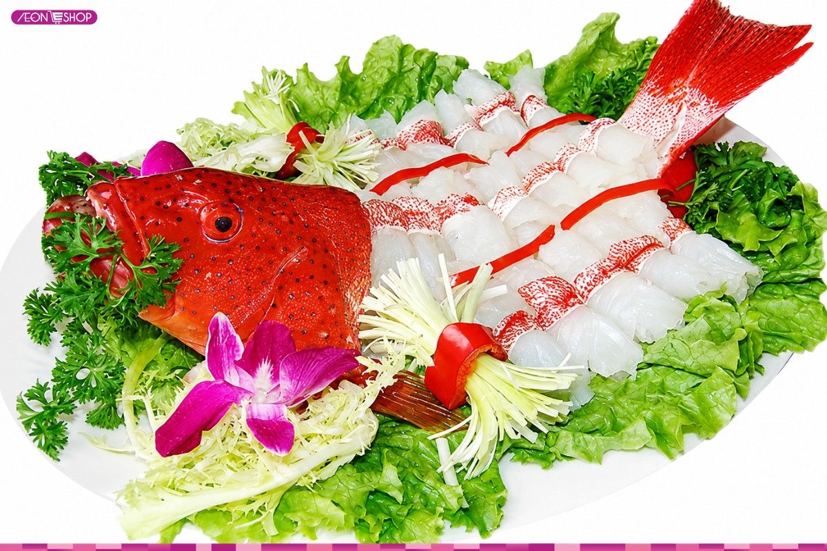 Gỏi cá mú thái lát ăn cùng rau sống và nước chấm