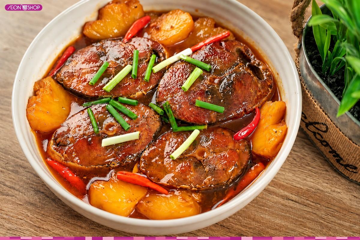 Cá ngừ áp chảo ăn cùng thơm và rau củ
