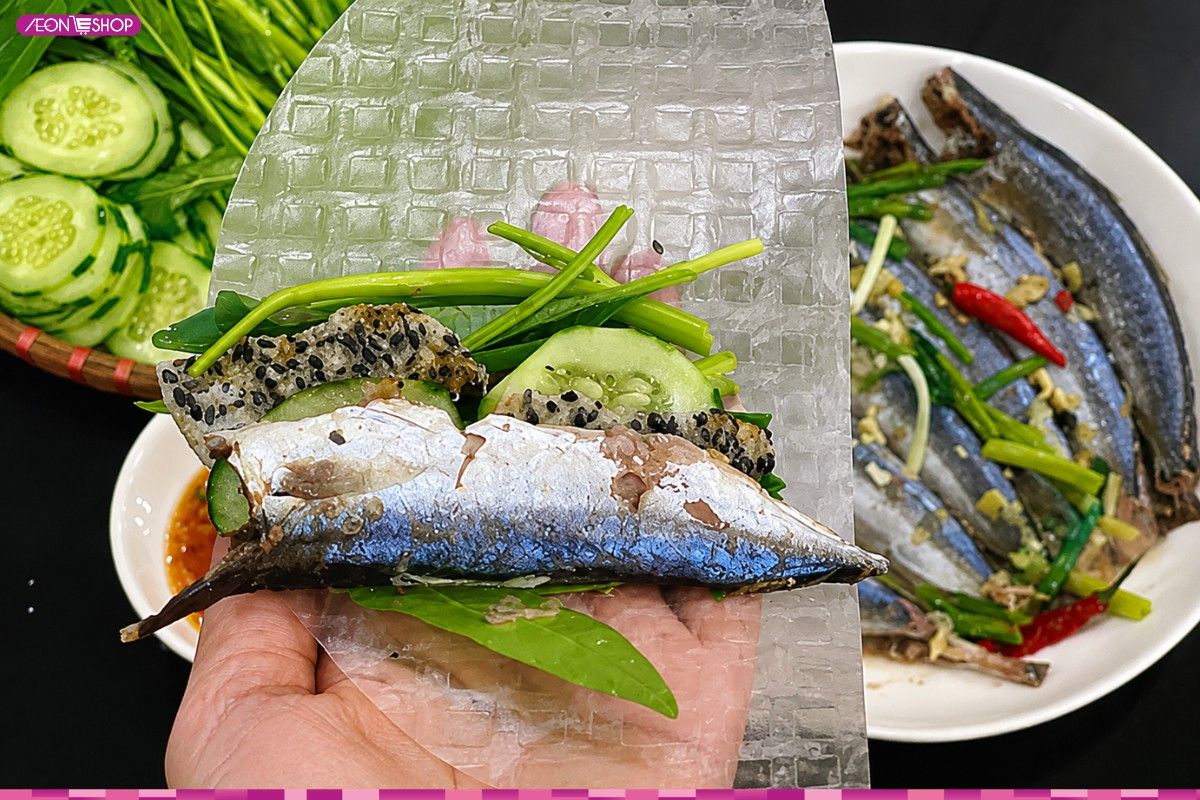 Cá nục hấp cuốn bánh tráng cùng rau sống và nước chấm