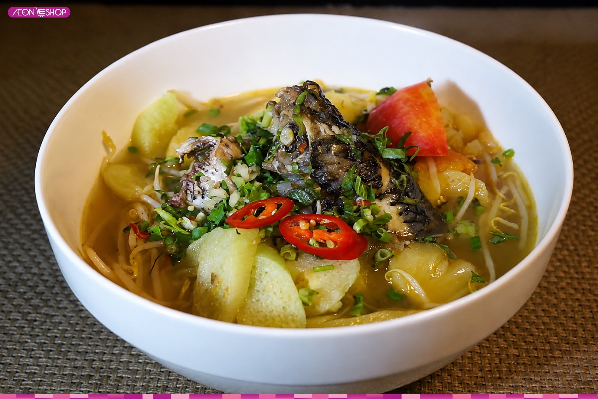 Cá rô phi nấu canh chua cùng rau củ